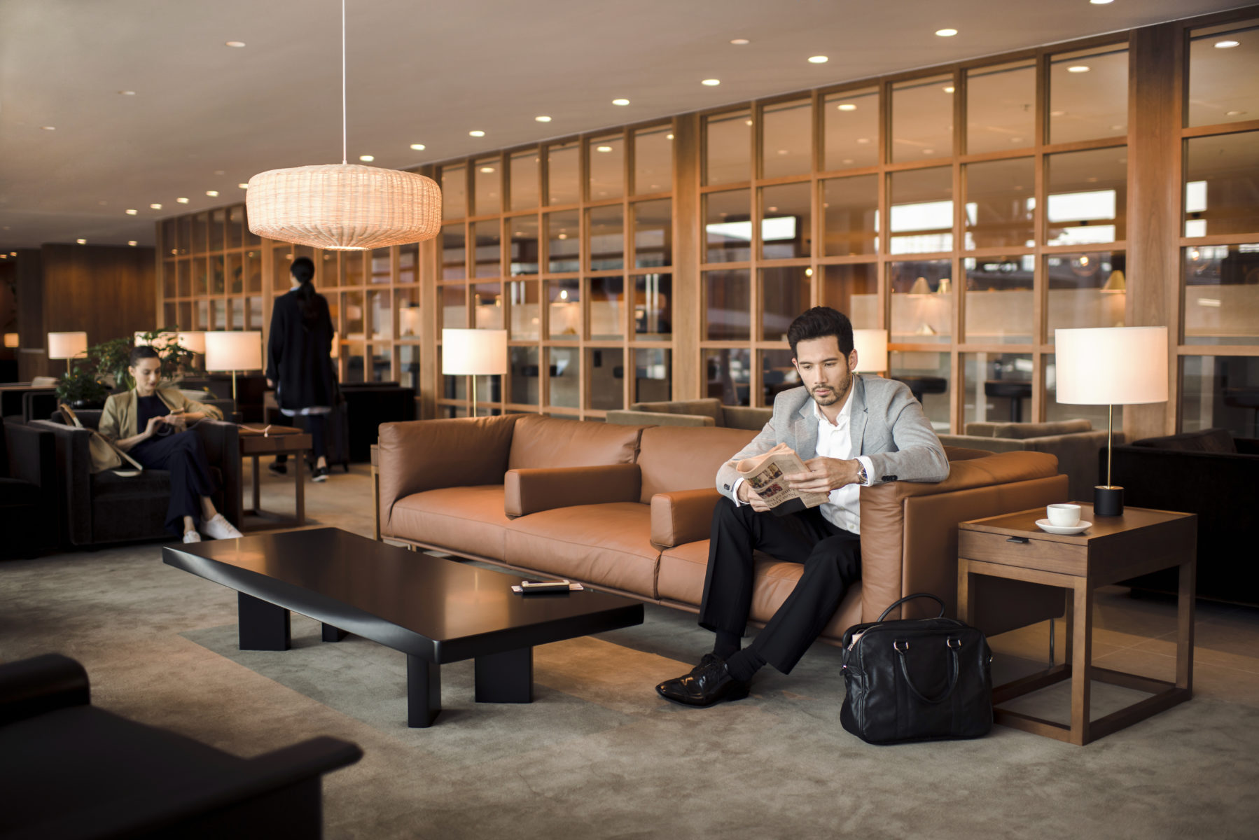 I confortevoli spazi delle lounge firmate Cathay Pacific