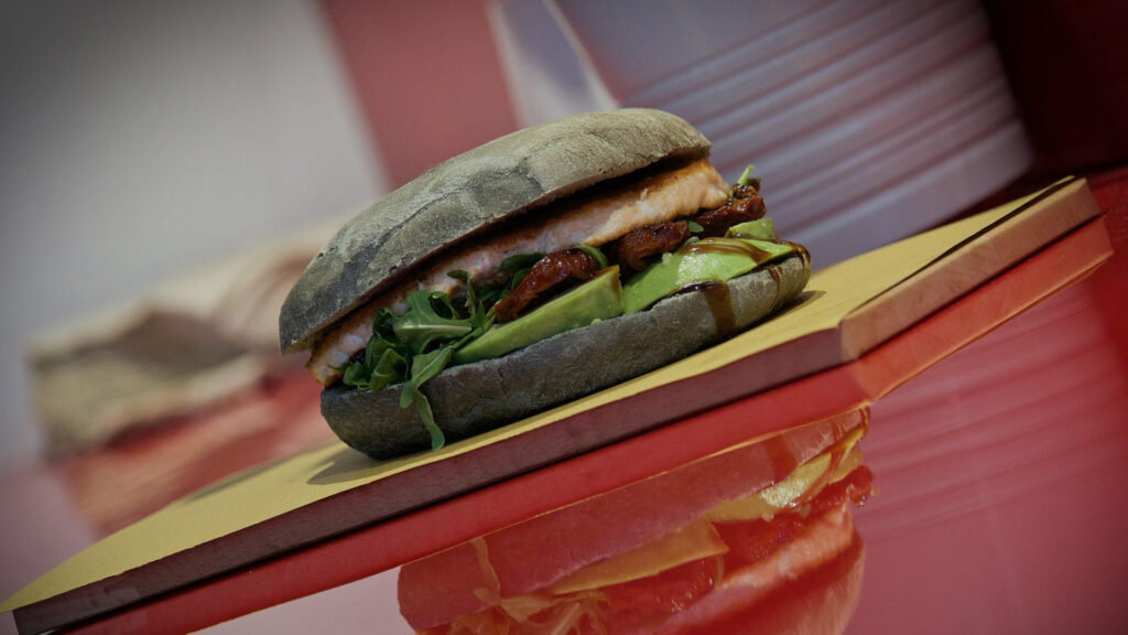 Fish Burger: da Trita c'è anche la variante marina con salmone, avocado, rucola, pomodoro e salsa teriaky