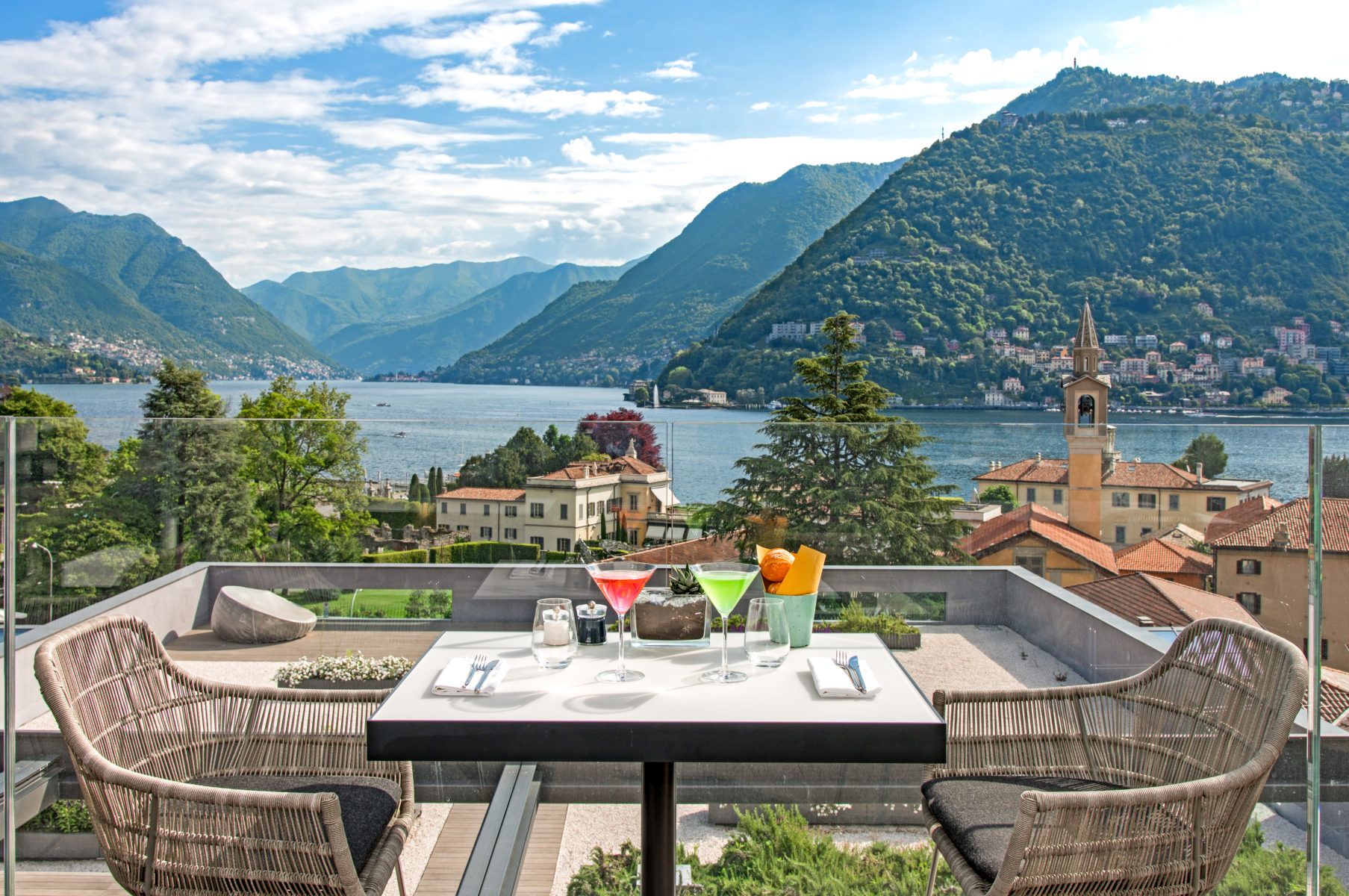 La spettacolare vista sul lago di Como che si gode dall'ultimo piano dell'Hilton Lake Como