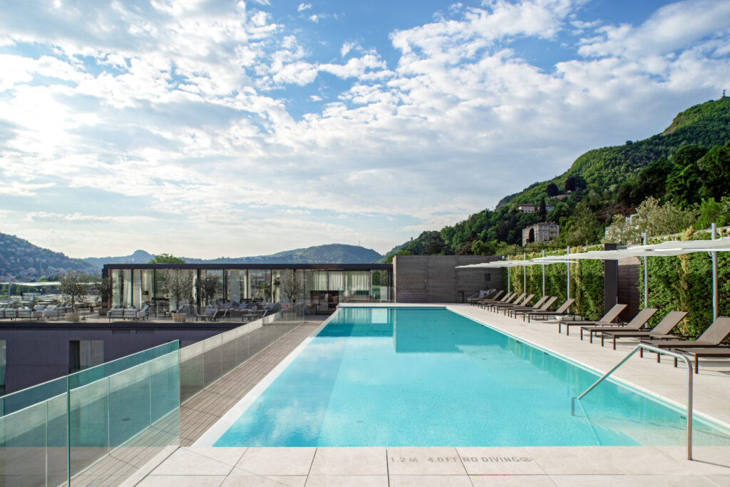 L'infinity pool sul rooftop dell'Hilton Lake Como