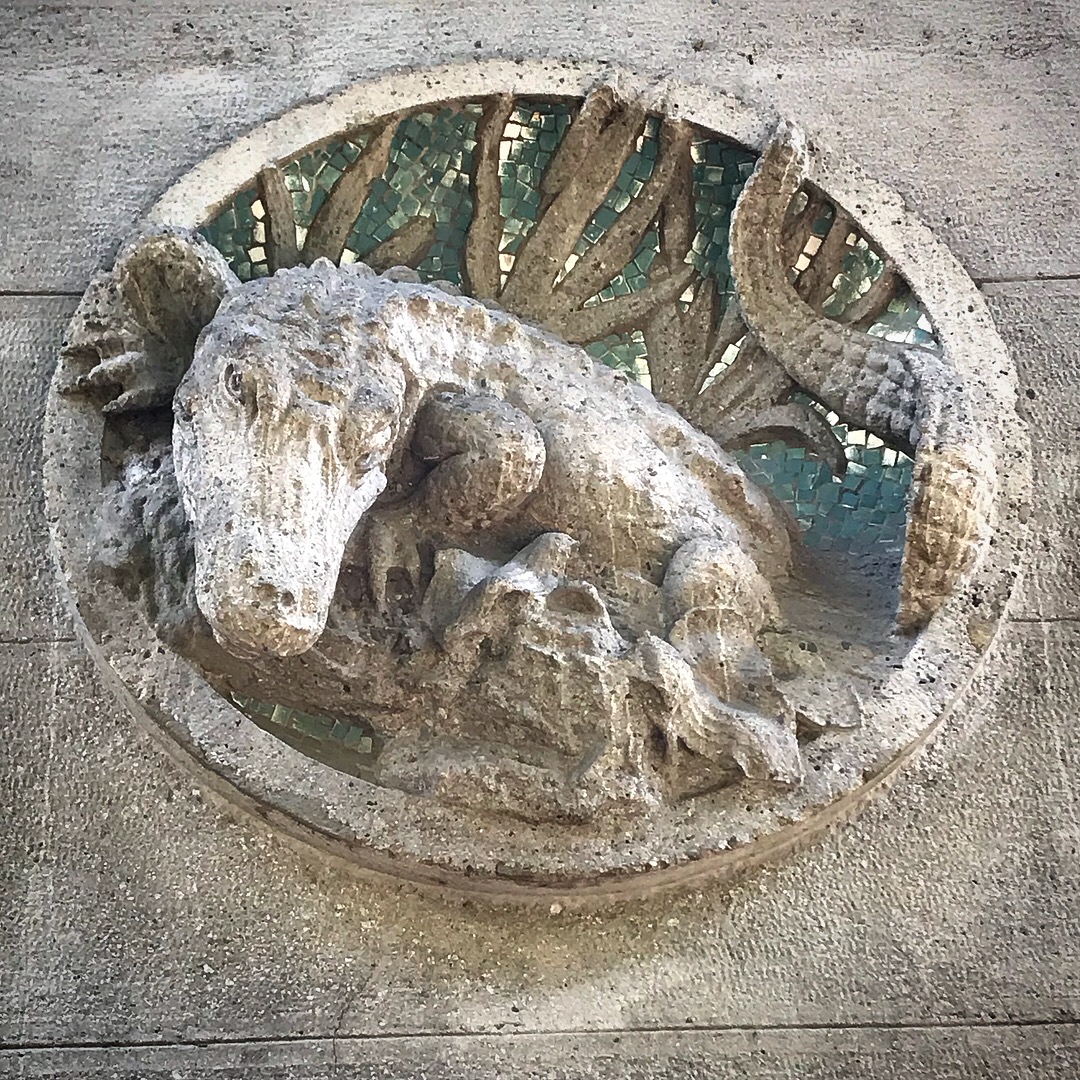 Un coccodrillo decorativo spunta sulla facciata dell'Acquario Civico di Milano