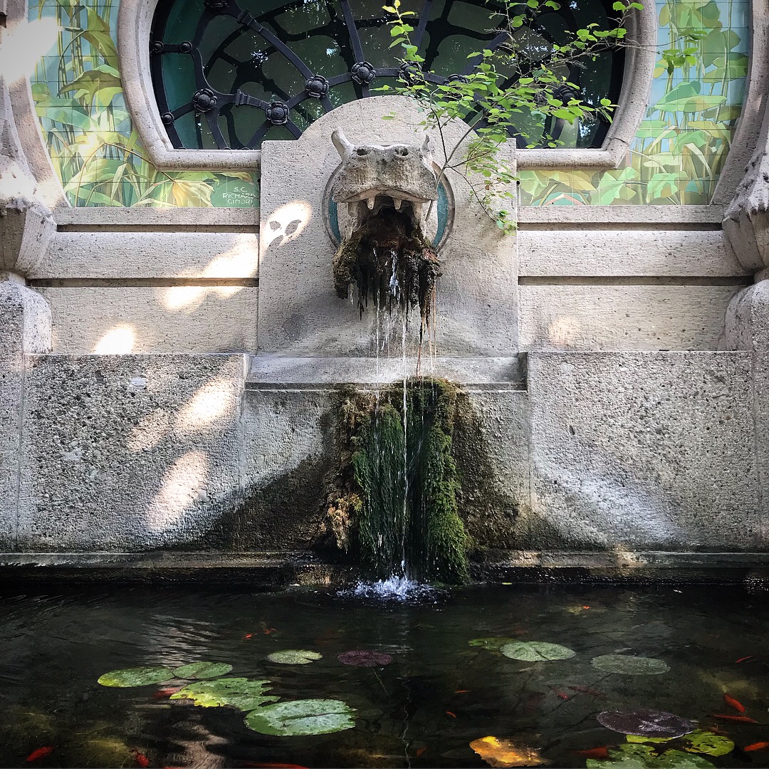 La famosa fontana con testa di ippotamo all'ingresso dell'Acquario Civico di Milano