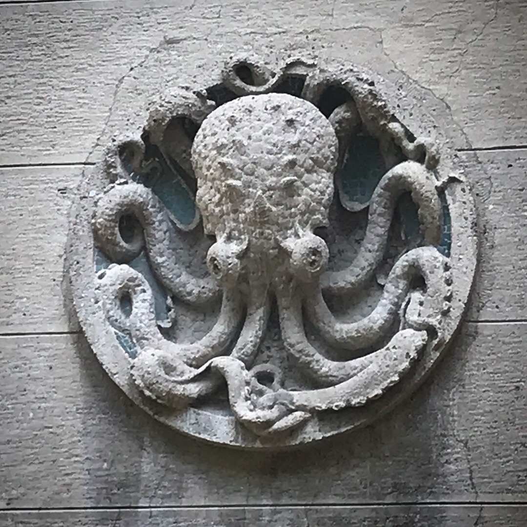 Decoro a forma di polipo sulla facciata dell'Acquario Civico di Milano
