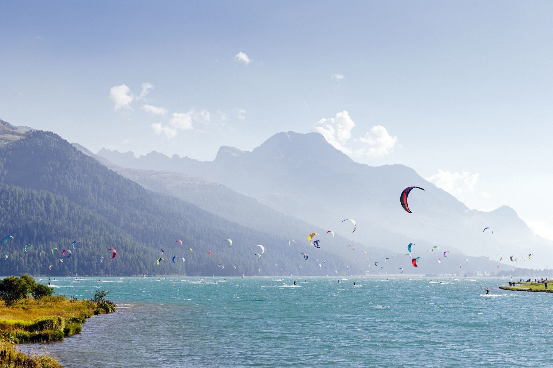 Tra le tante attività da praticare sul lago anche kite surfing