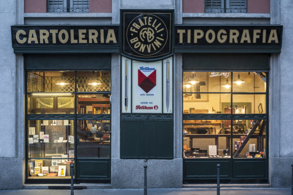 Le vetrine della storica bottega dei Fratelli Bonvini 1909 in via Taglimento