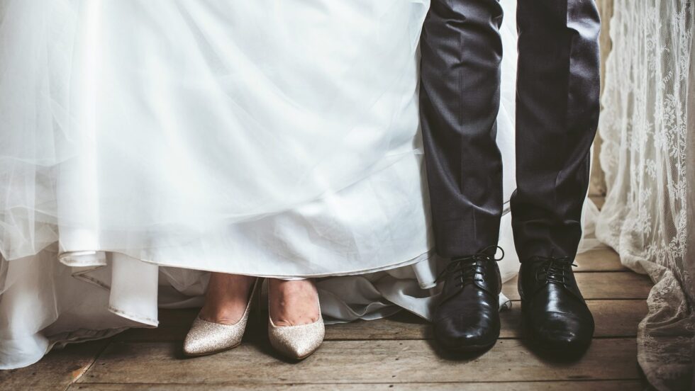 Sposi con calzature vintage