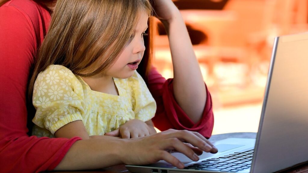 Mamma e bambina al computer