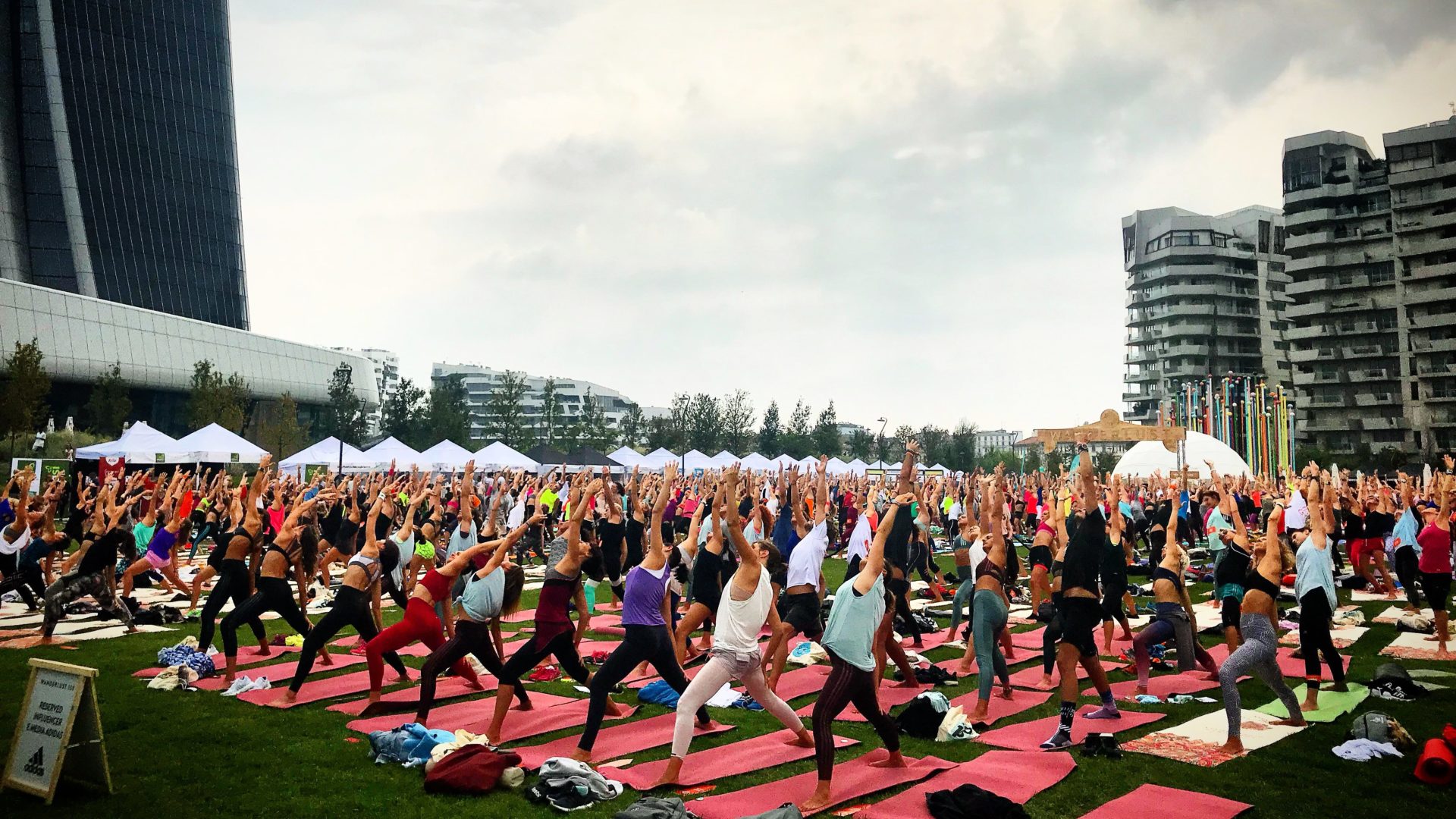 Lo yoga attira sempre più persone come è successo con Wanderlust 108 a Milano