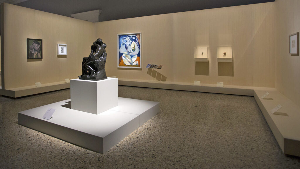 Picasso Metamorfosi, allestimento sezione Il bacio, con L'abbraccio di Picasso e Il bacio di Rodin