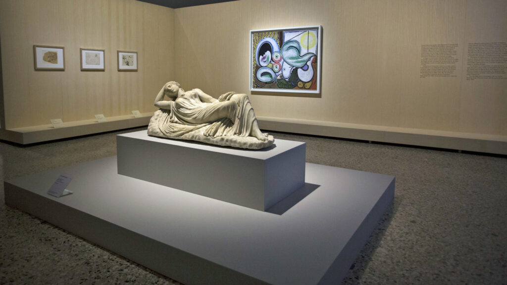 Picasso Metamorfosi, allestimento sala con Nudo disteso e Arianna addormentata