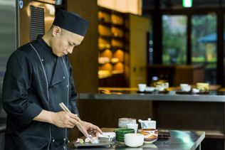 Lo chef al lavoro nel Restaurant 1899 Ochanomizu