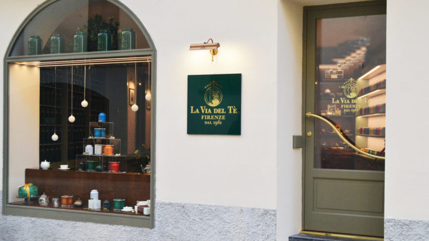 L’esterno del primo negozio di Milano de La Via del Tè