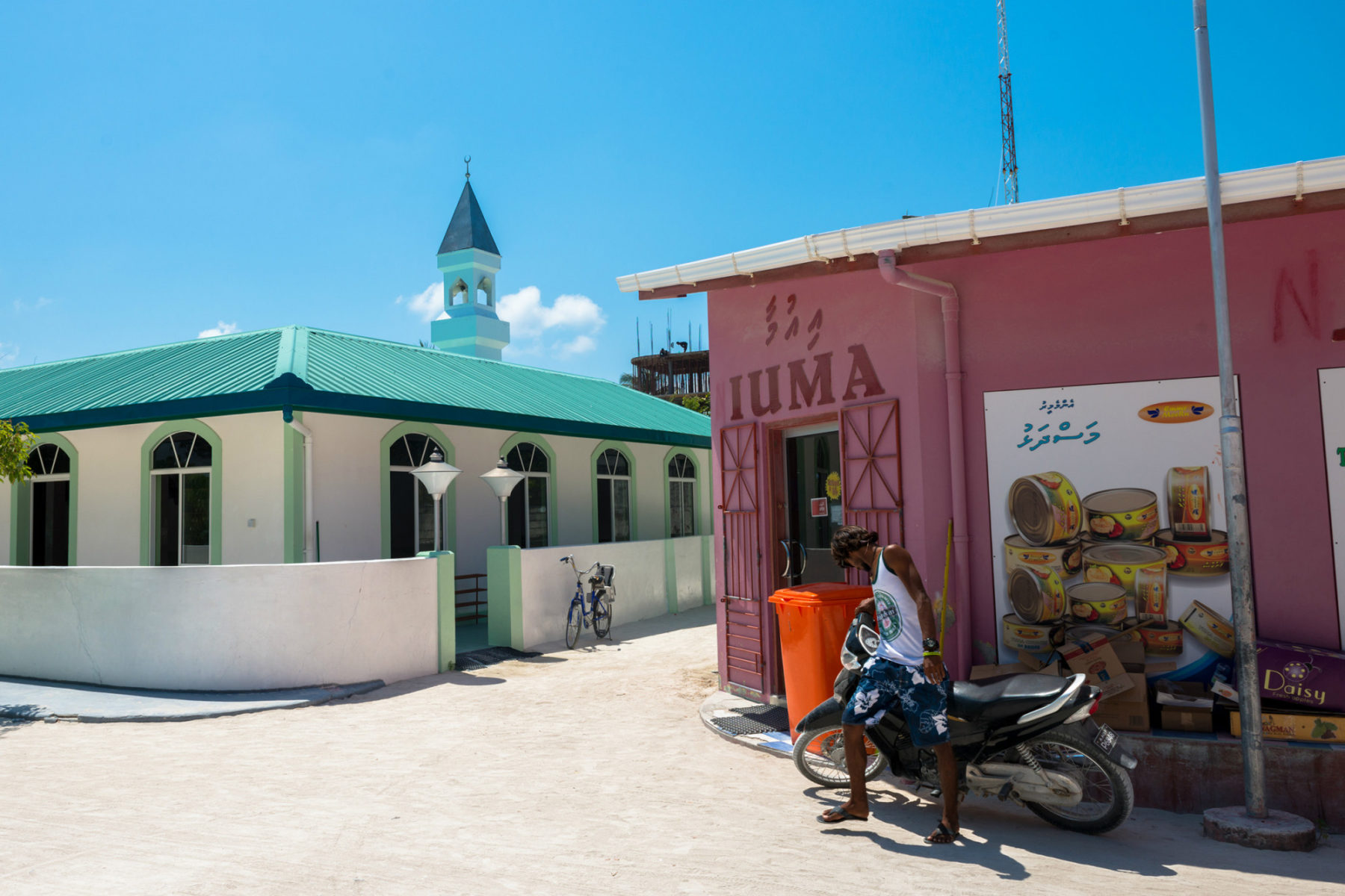 La moschea Masjidhul Faarooq e il mercato locale a Maafushi, alle Maldive