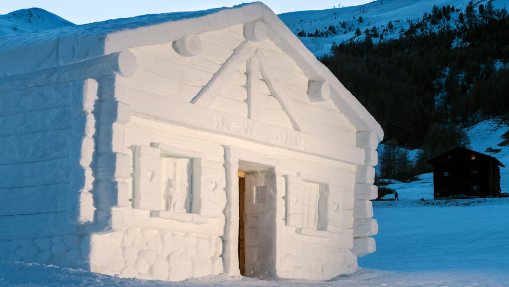 Le casette realizzate completamente di neve e ghiaccio dall’artista Vania Cusini