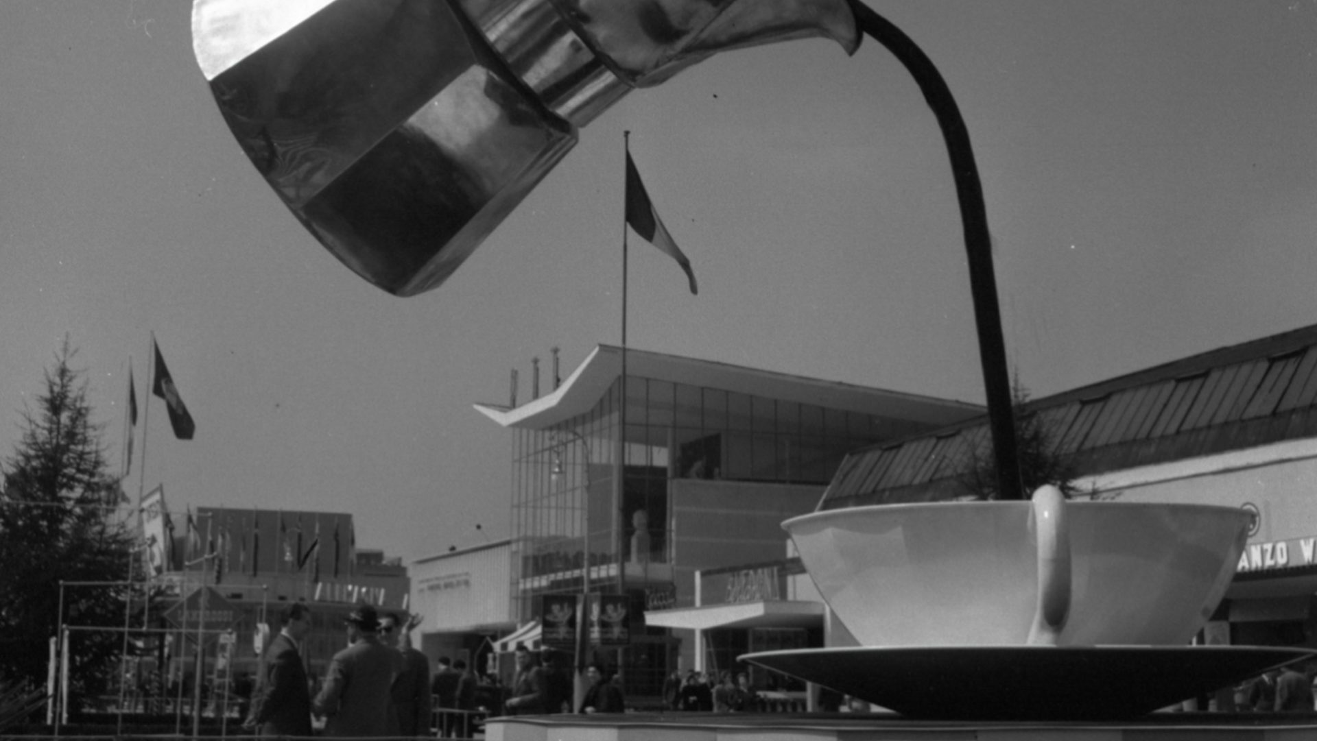 Installazione pubblicitaria Bialetti alla Fiera Campionaria di Milano, 1954
