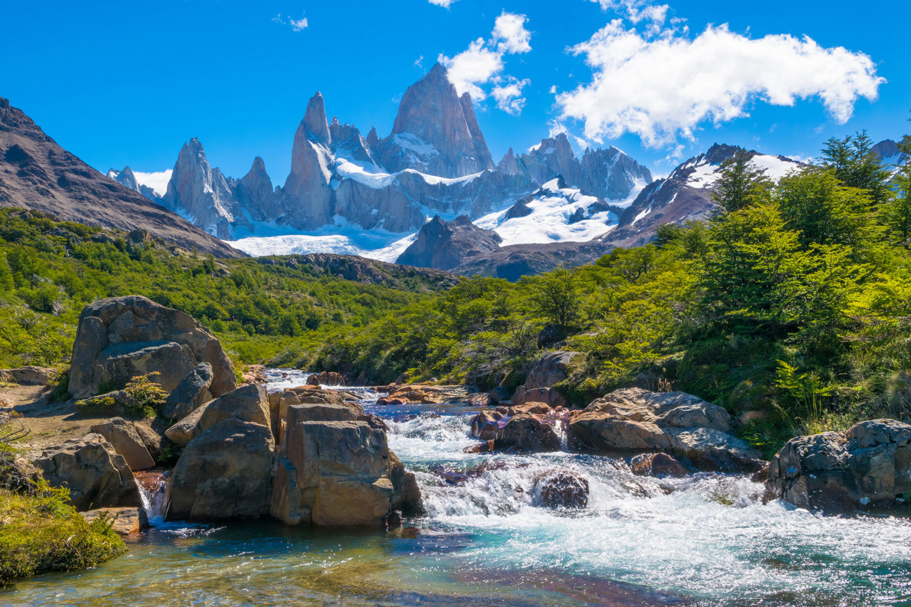 lo scenografico paesaggio di laghi e monti dell’Argentina