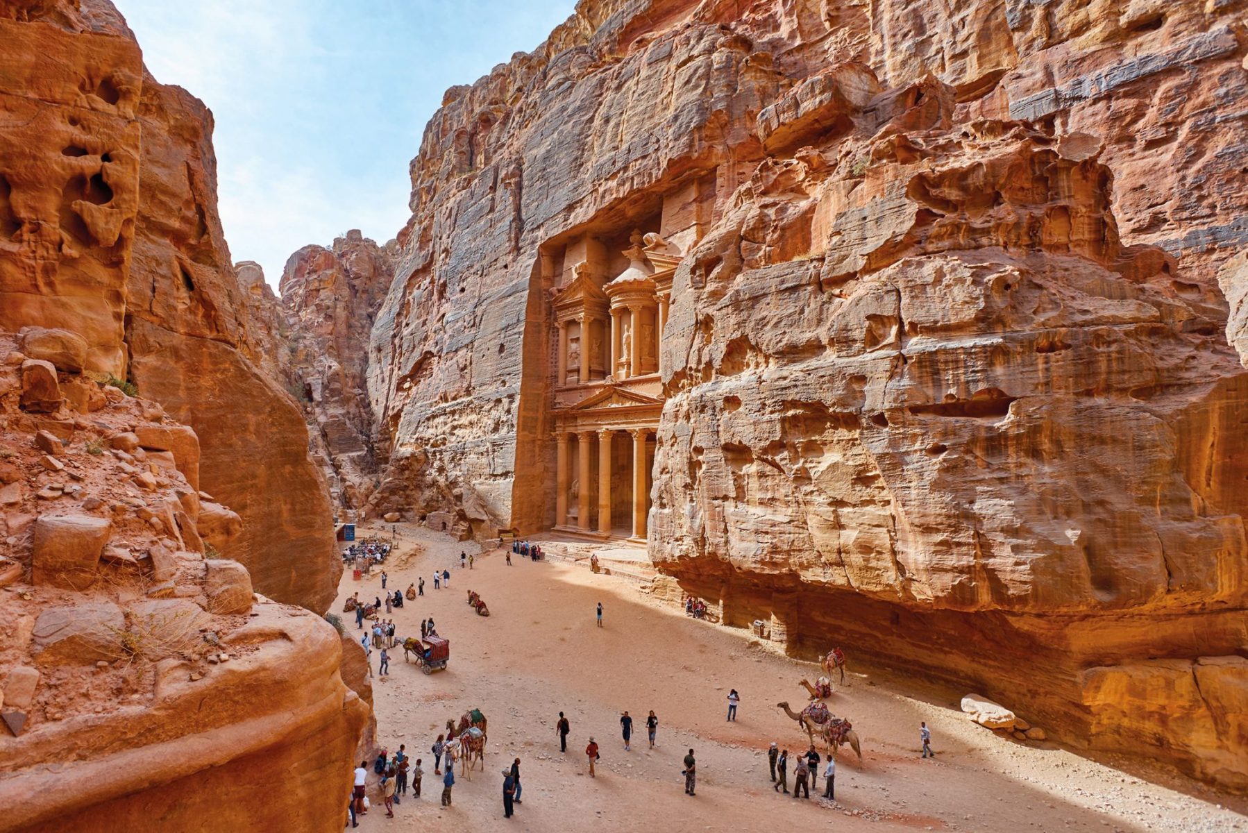 Giordania: Il Tesoro (Al Khazneh), scavato nella roccia nella magica città antica di Petra