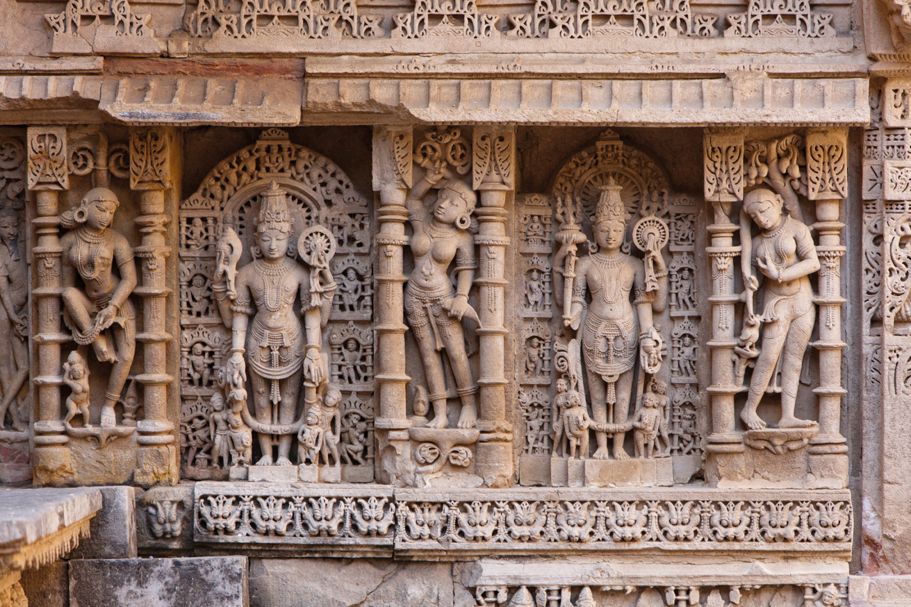 Le elaborate sculture del Rani-Ki-Vav, il pozzo a gradini di Patan, a Gujarat