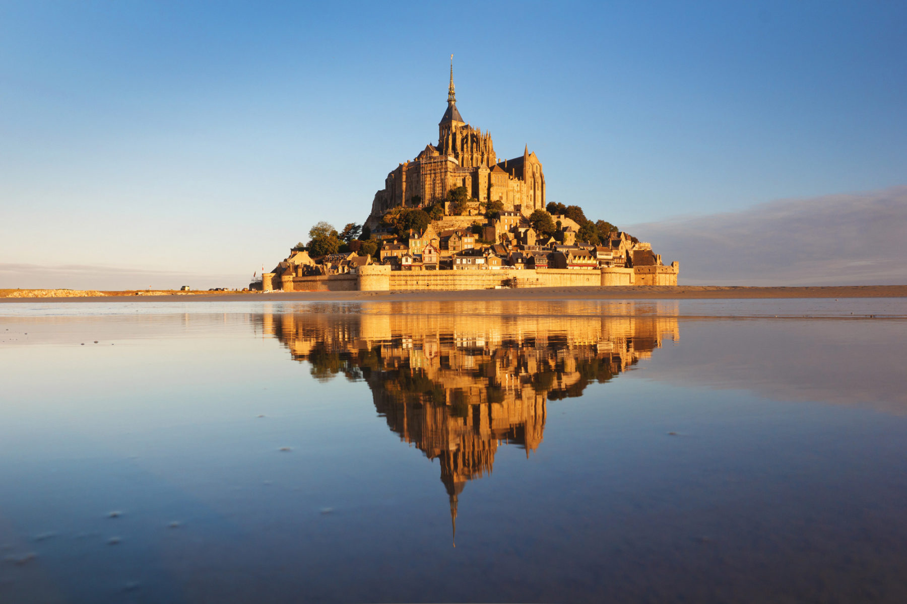 In Normandia, l’isolotto di Mont Saint Michel con la sua abbazia