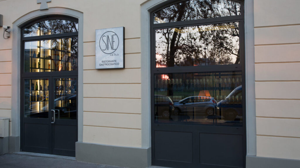 L’insegna e l’esterno di Sine, il nuovo ristorante dellex executive del Bulgari Milano