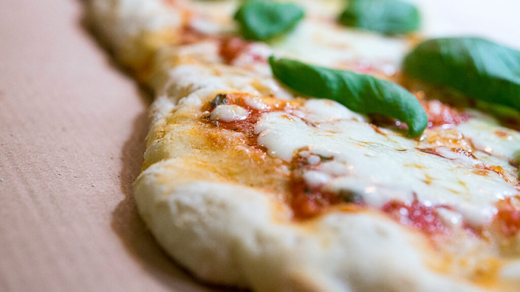 Da Pausa si ordina anche pizza al trancio o alla romana