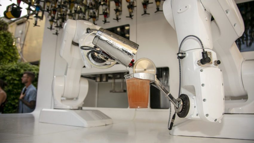 Due braccia artificiali come fossero un bartender in carne e ossa: preparano grandi classici e mocktail (zero alcol), ma anche drink creati dai clienti
