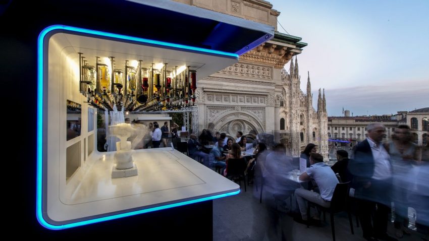 Posizionato al quinto piano del TownHouse Hotel, il bar Makr Shakr rimane aperto fino...a quando ci sarà bel tempo a Milano