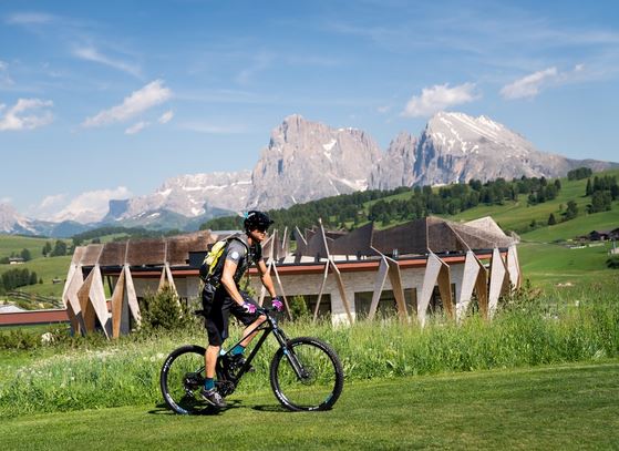Alpina Dolomites Lodge: : pedalate con una guida privata