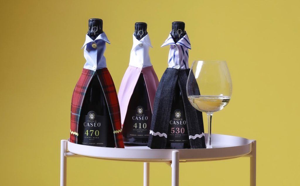 Le bottiglie di Caseo "vestite" da Santé Couture