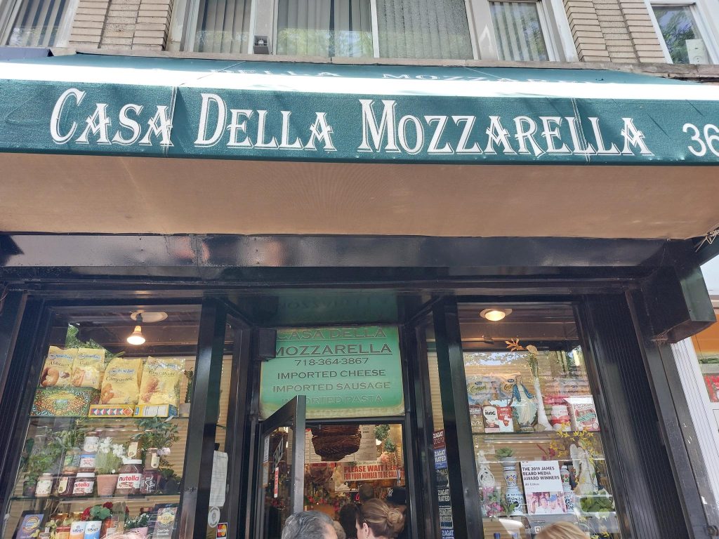 La "Casa della Mozzarella", negozio nel Bronx