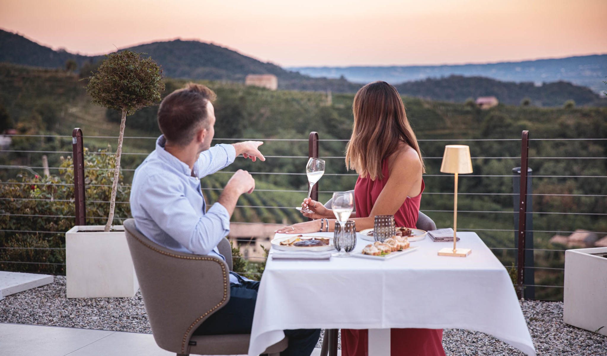 Cena sulla terrazza panoramica sulle colline di Conegliano Valdobbiadene con Prosecco GOCG