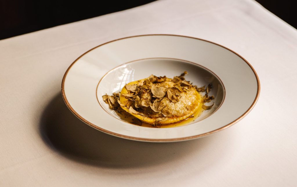 Giacomo Bistrot, Uovo in raviolo omaggio a Nino Bergese