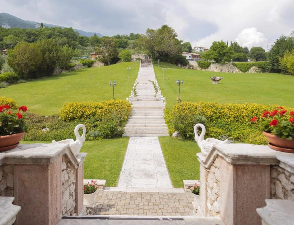 Vista della scalinata di Villa Cariola